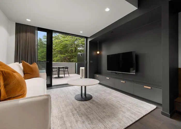 Modern Braddon Studio With Parking