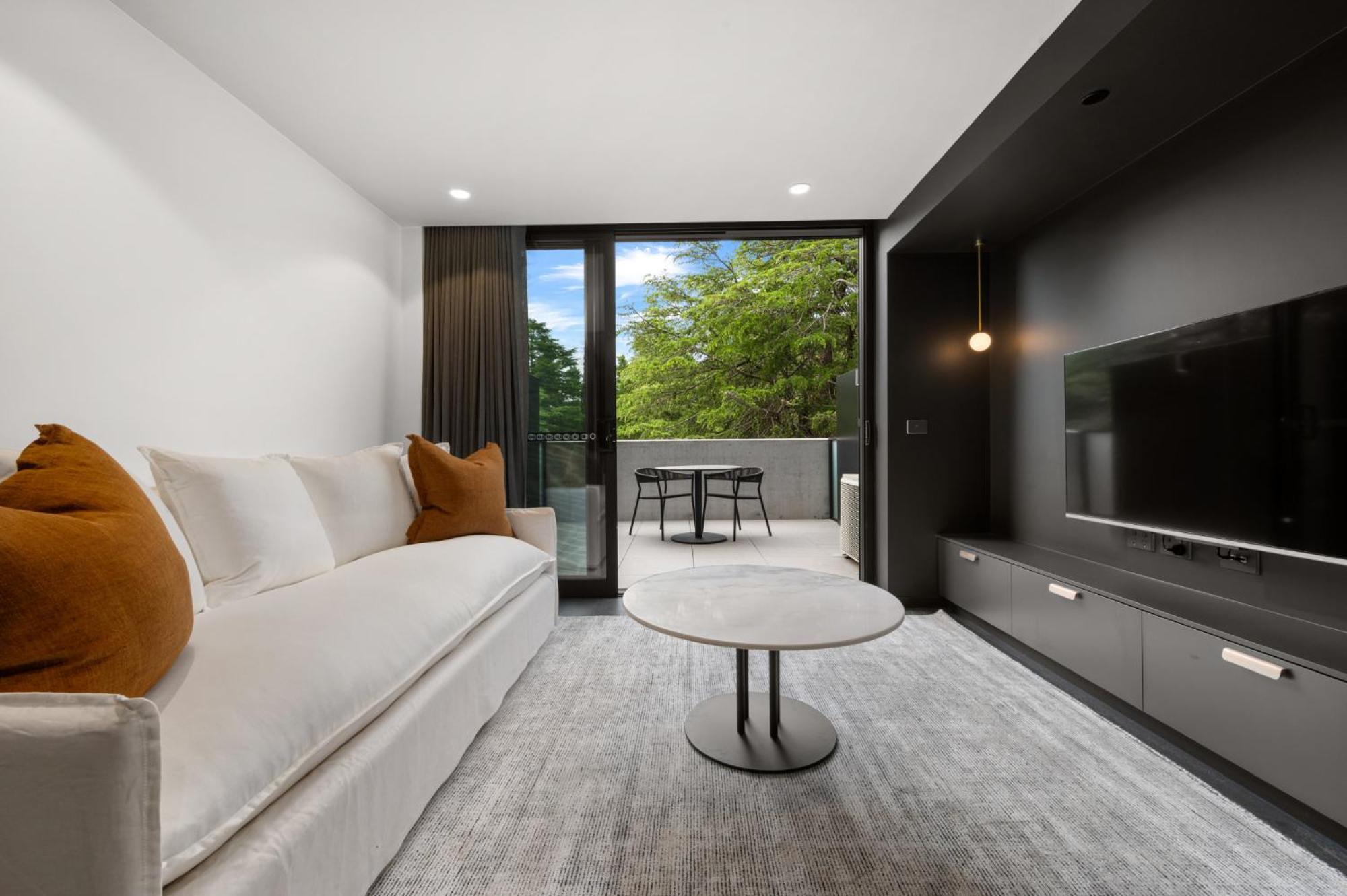 Modern Braddon With Parking Apartment *